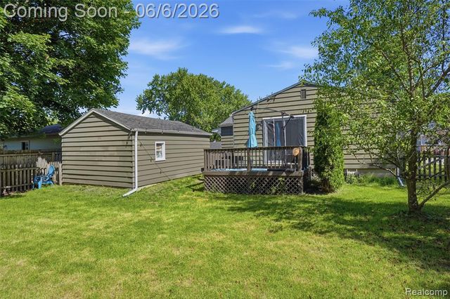 425 W Caroline Street, Fenton, MI 48430