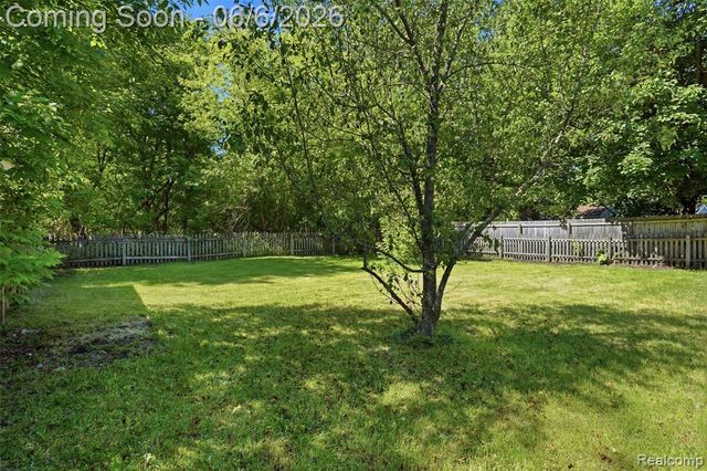 425 W Caroline Street, Fenton, MI 48430