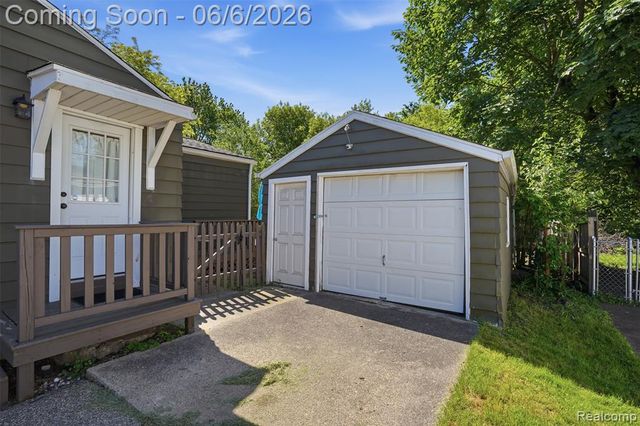 425 W Caroline Street, Fenton, MI 48430