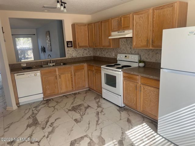 7110 NEWMAN LAKE Court, Jacksonville, FL 32222