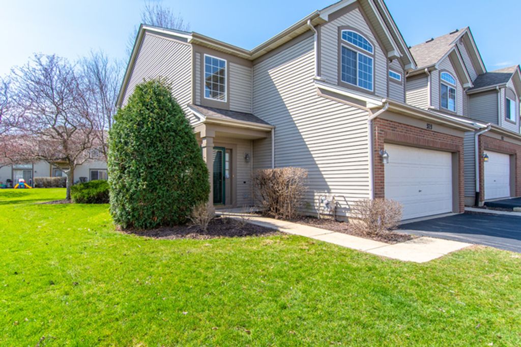 979 Parkhill Circle 979, Aurora, IL 60502