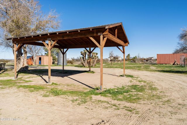 17216 E Ave T, Llano, CA 93544