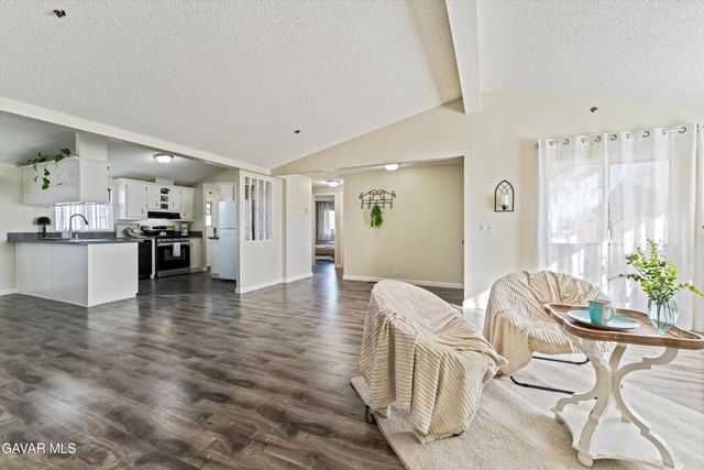 17216 E Ave T, Llano, CA 93544