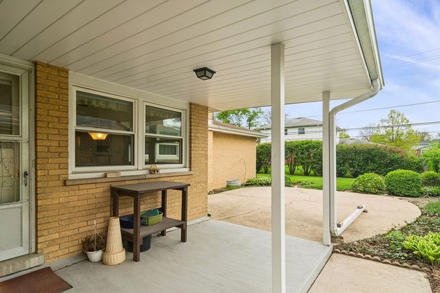902 S See Gwun Avenue, Mount Prospect, IL 60056