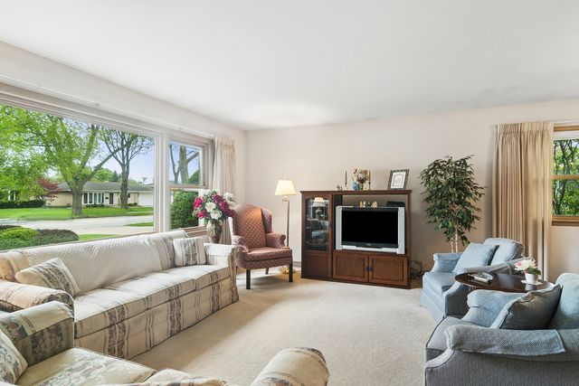 902 S See Gwun Avenue, Mount Prospect, IL 60056