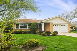 902 S See Gwun Avenue, Mount Prospect, IL 60056