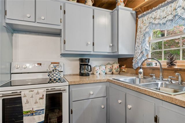 24 McCullough Hill Rd, Amwell, PA 15311