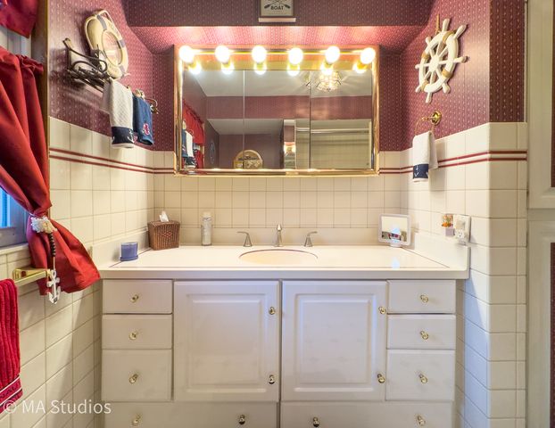 8922 PARKSIDE Avenue, Morton Grove, IL 60053