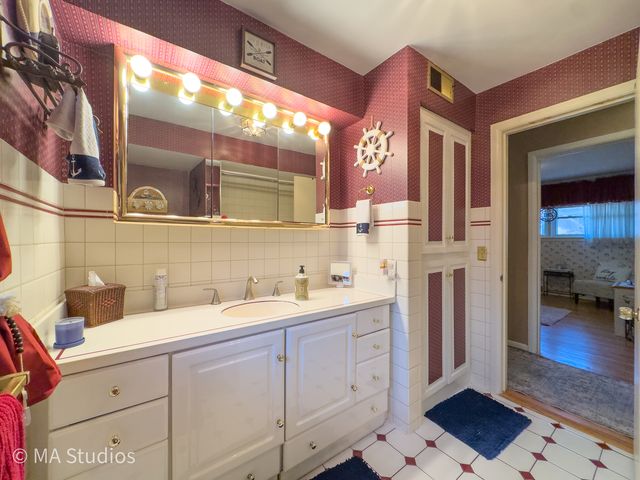 8922 PARKSIDE Avenue, Morton Grove, IL 60053