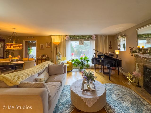 8922 PARKSIDE Avenue, Morton Grove, IL 60053