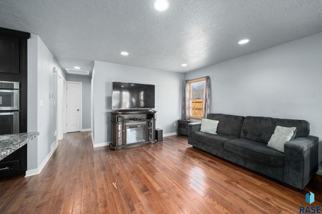 2900 E 21st St Street, Sioux Falls, SD 57103