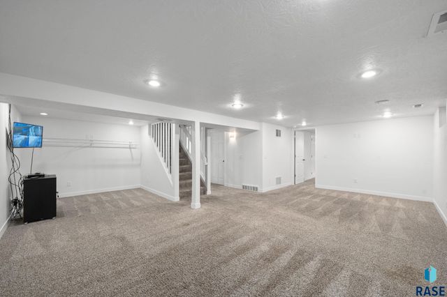 2900 E 21st St Street, Sioux Falls, SD 57103