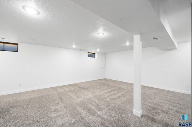 2900 E 21st St Street, Sioux Falls, SD 57103