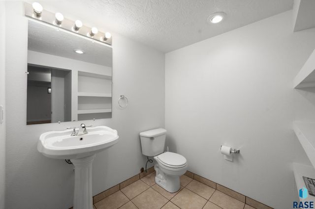 2900 E 21st St Street, Sioux Falls, SD 57103