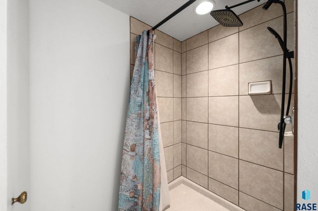 2900 E 21st St Street, Sioux Falls, SD 57103