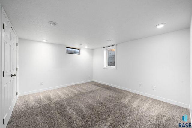 2900 E 21st St Street, Sioux Falls, SD 57103