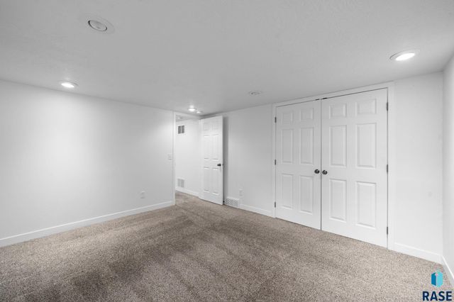 2900 E 21st St Street, Sioux Falls, SD 57103