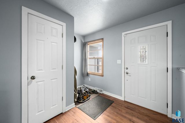 2900 E 21st St Street, Sioux Falls, SD 57103