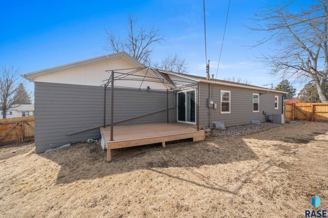 2900 E 21st St Street, Sioux Falls, SD 57103