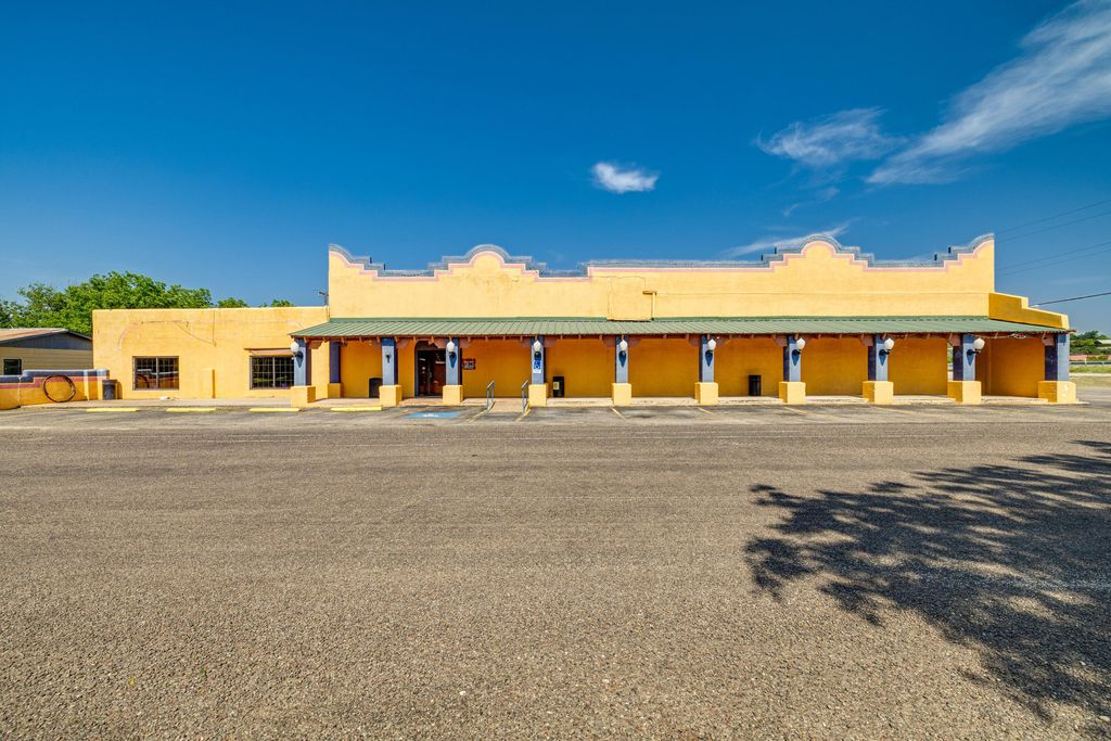 Image 4 of property listing at 1201 15th Street, Ozona, TX 76943