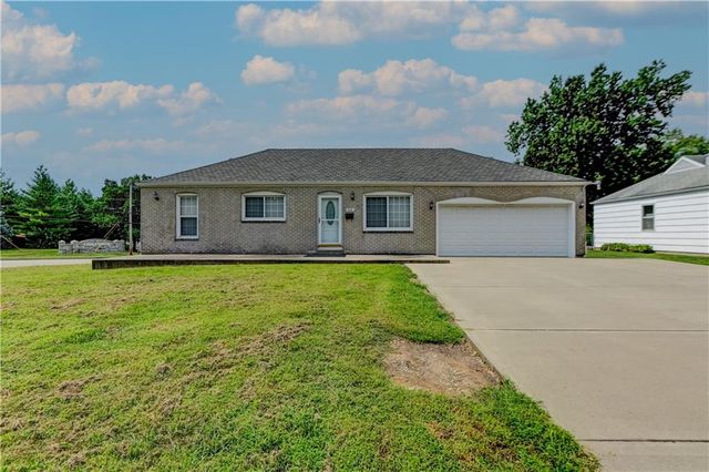218 SW Opal Drive, Lee's Summit, MO 64081