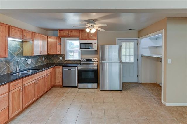 218 SW Opal Drive, Lee's Summit, MO 64081