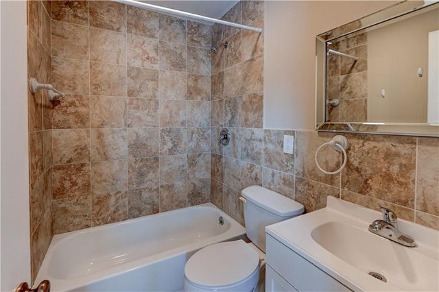 218 SW Opal Drive, Lee's Summit, MO 64081