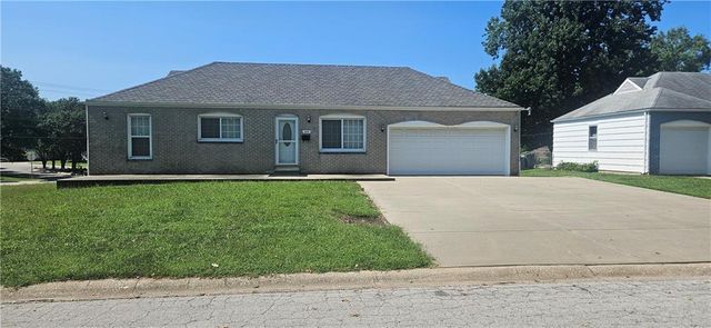 218 SW Opal Drive, Lee's Summit, MO 64081