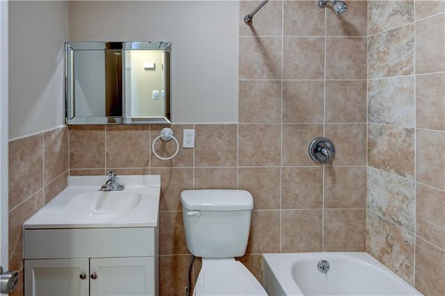 218 SW Opal Drive, Lee's Summit, MO 64081