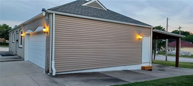 218 SW Opal Drive, Lee's Summit, MO 64081