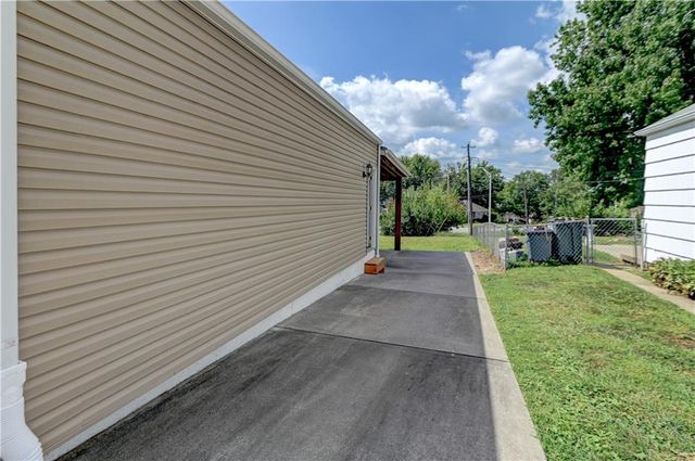 218 SW Opal Drive, Lee's Summit, MO 64081