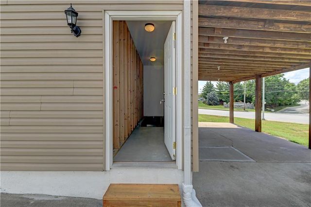 218 SW Opal Drive, Lee's Summit, MO 64081