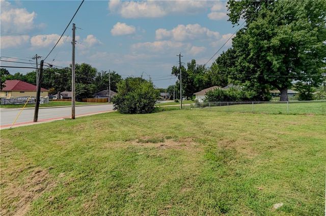 218 SW Opal Drive, Lee's Summit, MO 64081