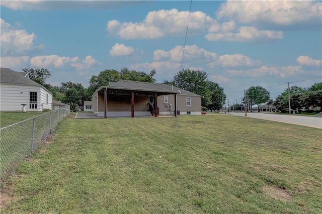 218 SW Opal Drive, Lee's Summit, MO 64081