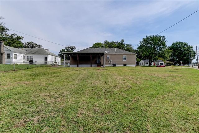 218 SW Opal Drive, Lee's Summit, MO 64081