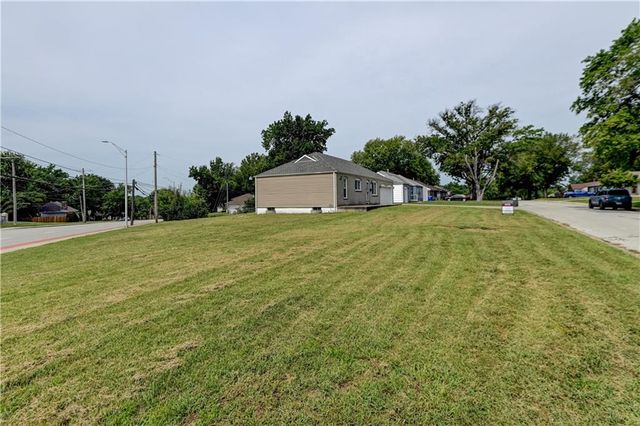 218 SW Opal Drive, Lee's Summit, MO 64081