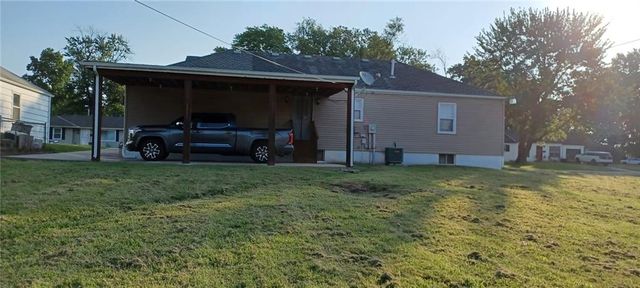 218 SW Opal Drive, Lee's Summit, MO 64081
