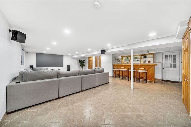 33 Old Farm Rd, Reading, MA 01867