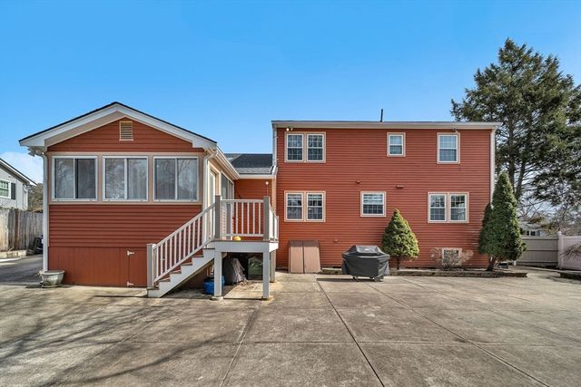 33 Old Farm Rd, Reading, MA 01867