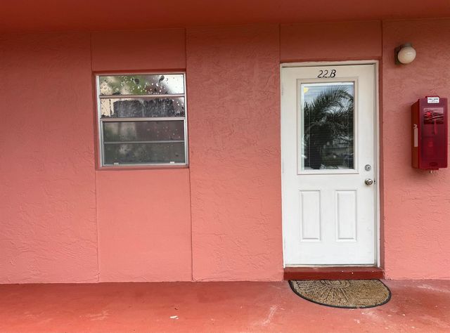 22 GOLFS EDGE B, West Palm Beach, FL 33417