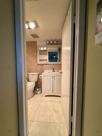 22 GOLFS EDGE B, West Palm Beach, FL 33417
