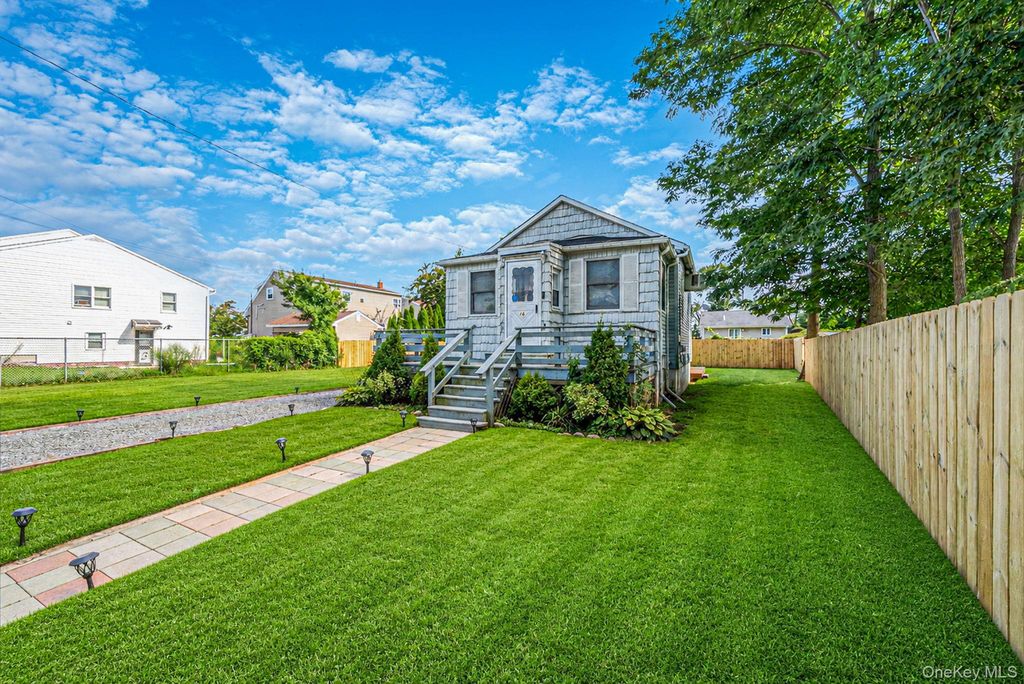 16 Elwin Place, Copiague, NY 11726 — photo 2