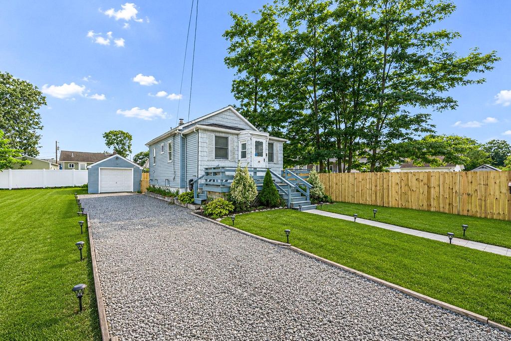 16 Elwin Place, Copiague, NY 11726 — photo 4
