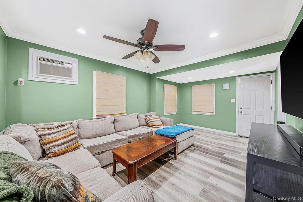 16 Elwin Place, Copiague, NY 11726 — photo 5
