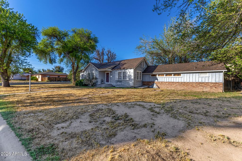 Image 5 of property listing at 213 S MESQUITE Street, Wickenburg, AZ 85390