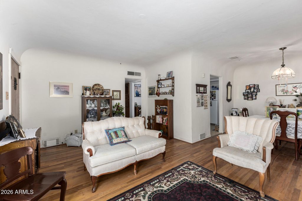 Image 7 of property listing at 213 S MESQUITE Street, Wickenburg, AZ 85390