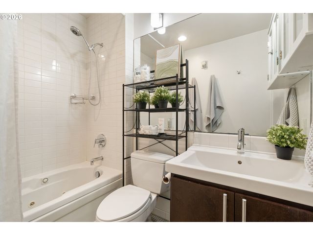 245 Sw MEADE St G2, Portland, OR 97201