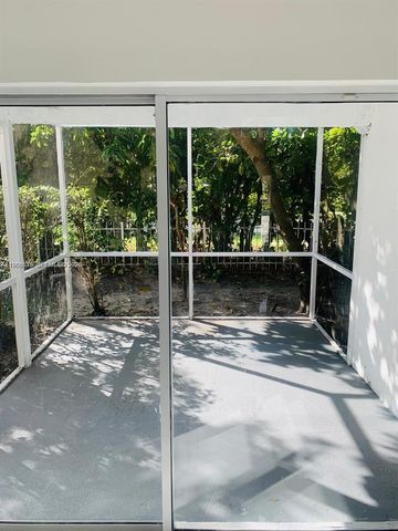 9454 NW 8th Cir, Plantation, FL 33324