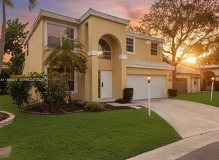 9454 NW 8th Cir, Plantation, FL 33324