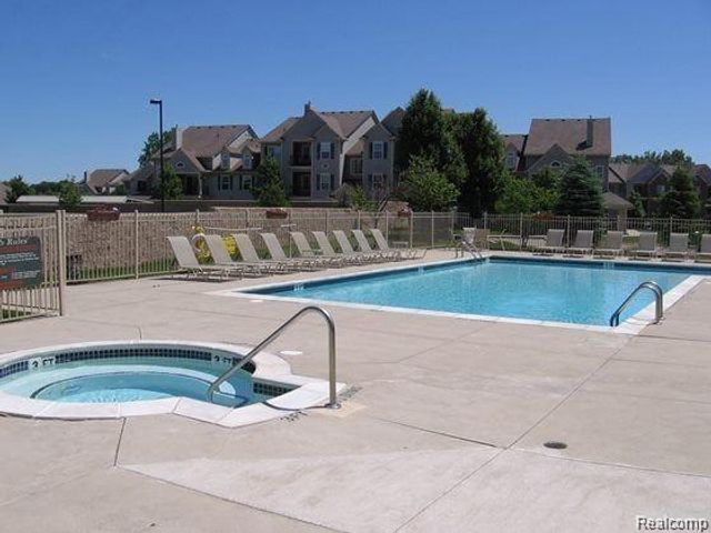 12204 Pinehurst Lane 32, Grand Blanc, MI 48439